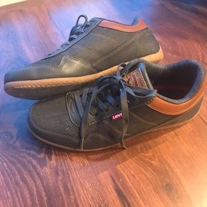 Men’s Levi’s comfort fit tennis shoes